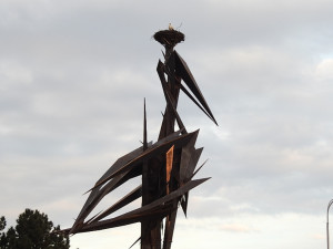 Čáp v Hranicích našel nový přepychový domov na ocelové soše