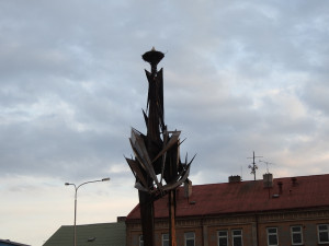 Čáp v Hranicích našel nový přepychový domov na ocelové soše