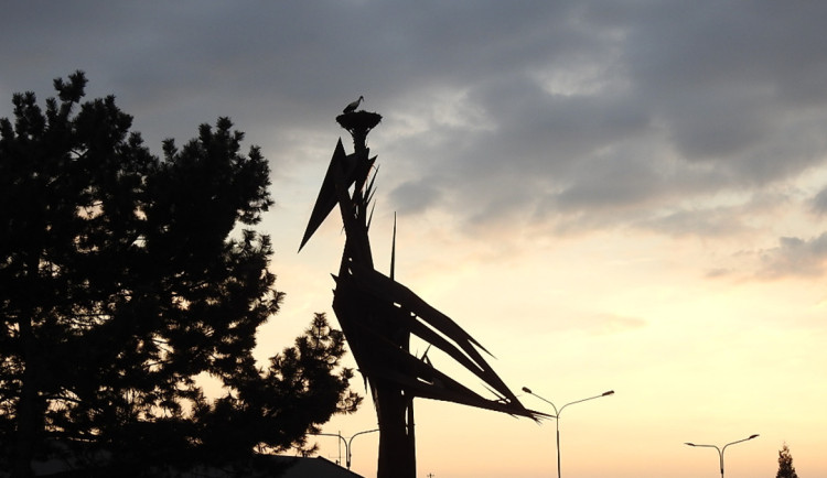 Čáp v Hranicích našel nový přepychový domov na ocelové soše