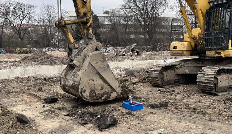 Na staveništi v Brně našli leteckou pumu. Policisté evakuovali budovy kolem Trnité ulice