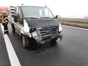 Dálnice D35 u Příkaz byla ve směru do Olomouce uzavřená. V mlze zde havarovalo několik aut