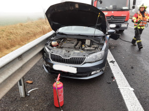 Dálnice D35 u Příkaz byla ve směru do Olomouce uzavřená. V mlze zde havarovalo několik aut