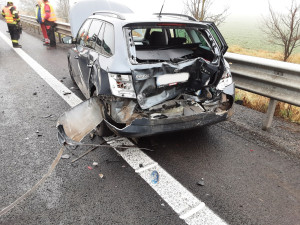 Dálnice D35 u Příkaz byla ve směru do Olomouce uzavřená. V mlze zde havarovalo několik aut