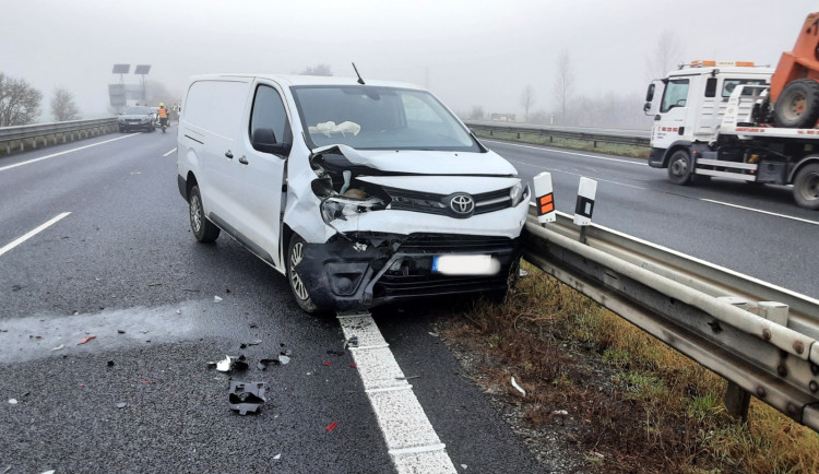Dálnice D35 u Příkaz byla ve směru do Olomouce uzavřená. V mlze zde havarovalo několik aut