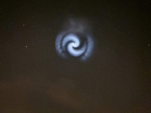 Tajemná spirála na nebi fascinovala. Nešlo o UFO, ale o přebytečné palivo rakety Falcon 9, vypuštěné na Floridě