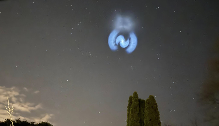 Tajemná spirála na nebi fascinovala. Nešlo o UFO, ale o přebytečné palivo rakety Falcon 9, vypuštěné na Floridě