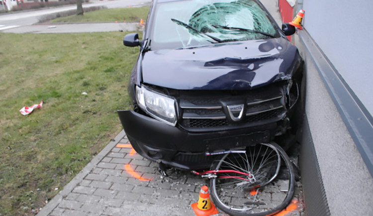 Postarší muž usnul na Prostějovsku za volantem a smetl seniora. Policie hledá svědky