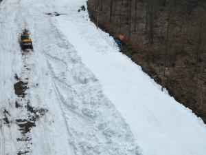 Lyžařský areál v Hrubé Vodě si chce schovat letošní sníh na příští zimu. Nahrne ho na hromadu a zakryje
