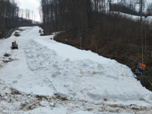 Lyžařský areál v Hrubé Vodě si chce schovat letošní sníh na příští zimu. Nahrne ho na hromadu a zakryje