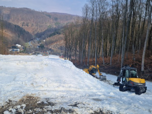 Lyžařský areál v Hrubé Vodě si chce schovat letošní sníh na příští zimu. Nahrne ho na hromadu a zakryje