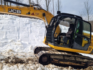 Lyžařský areál v Hrubé Vodě si chce schovat letošní sníh na příští zimu. Nahrne ho na hromadu a zakryje