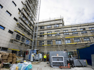 Výměna všech oken i instalace fotovoltaiky. Krajský úřad v Olomouci prochází proměnou