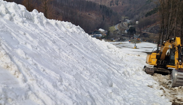 Lyžařský areál v Hrubé Vodě si chce schovat letošní sníh na příští zimu. Nahrne ho na hromadu a zakryje