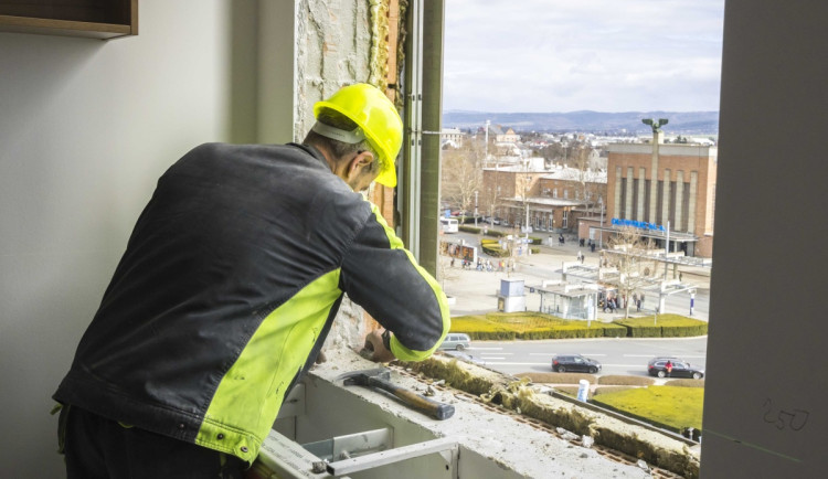 Výměna všech oken i instalace fotovoltaiky. Krajský úřad v Olomouci prochází proměnou
