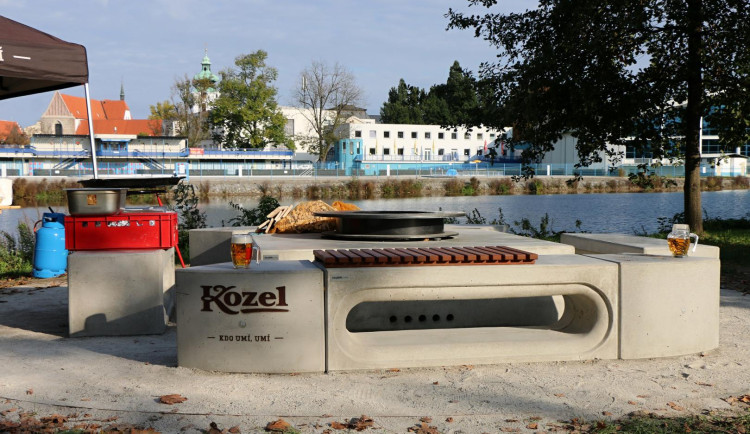 Kde ve městě grilovat? Veřejná ohniště na jihu Čech lákají k posezení na čerstvém vzduchu