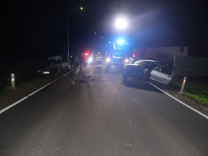 Vážná nehoda u Sukolomi. Golf vletěl do zatáčky a čelně se srazil s mercedesem, řidič skončil v nemocnici