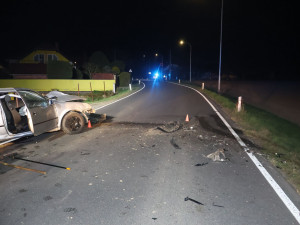 Vážná nehoda u Sukolomi. Golf vletěl do zatáčky a čelně se srazil s mercedesem, řidič skončil v nemocnici
