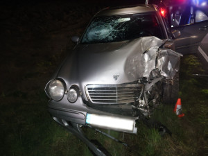 Vážná nehoda u Sukolomi. Golf vletěl do zatáčky a čelně se srazil s mercedesem, řidič skončil v nemocnici