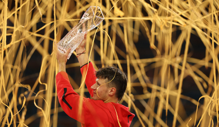 Jakub Menšík se raduje s trofejí na turnaji ATP Masters 1000 v Miami