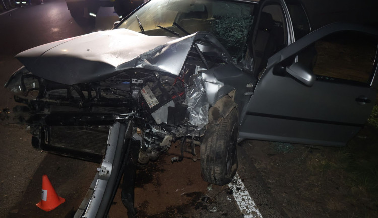 Vážná nehoda u Sukolomi. Golf vletěl do zatáčky a čelně se srazil s mercedesem, řidič skončil v nemocnici