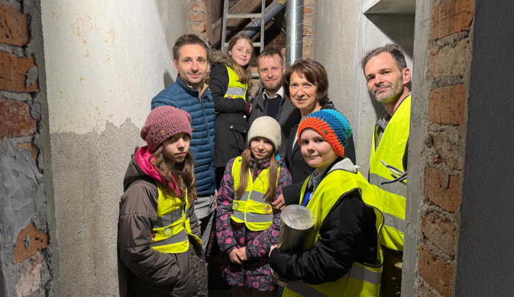 Vzkaz pro budoucnost. V opravované škole v Jeseníku studenti uložili časovou schránku, otevřena bude za 50 let