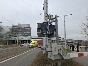 U Šantovky na přejezdu vykolejil osobní vlak, tři lidé jsou zranění. Doprava stojí