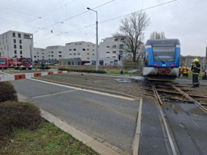 U Šantovky na přejezdu vykolejil osobní vlak, tři lidé jsou zranění. Doprava stojí