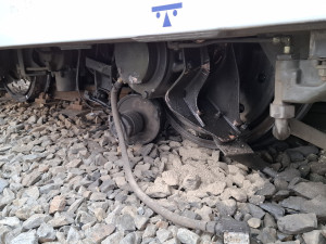 Na železničním přejezdu u Šantovky vykolejil osobní vlak, dva lidé jsou zranění. Doprava stojí