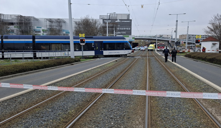 U Šantovky na přejezdu vykolejil osobní vlak, tři lidé jsou zranění. Doprava stojí
