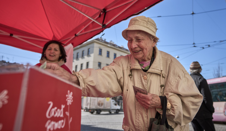 Peníze z jarní sbírky brněnské charity pomohou seniorům i ohroženým dětem. Dárci věnovali 167 tisíc korun
