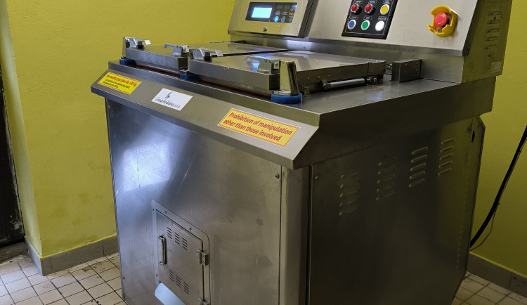 V Brně pořídili do menzy stroj na zpracování zbytků jídla. Vzniklá hmota může sloužit jako hnojivo