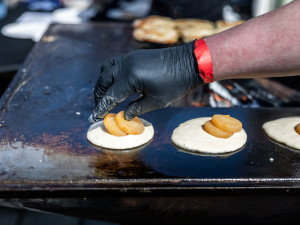 TIP NA VÍKEND: Olomouc o víkendu už poosmé ovládne tvarůžkový festival. Chybět nebudou ani zákusky