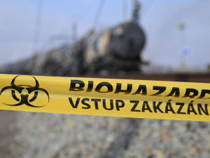 Kraj zakázal vstup k místu havárie vlaku s benzenem na Přerovsku. Lidé nesmí k jezeru blíž než na tři metry