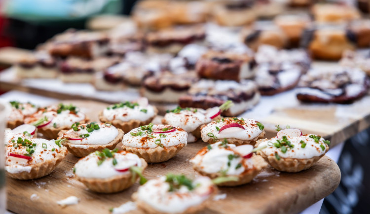 TIP NA VÍKEND: Olomouc o víkendu už poosmé ovládne tvarůžkový festival. Chybět nebudou ani zákusky