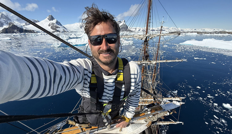 Šimon Pelikán na lodi Bark Europa při expedici na Antarktidu