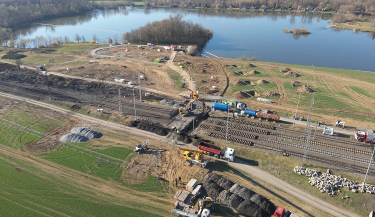 Karcinogenní benzen se ze zeminy vypařuje příliš intenzivně. Odborníci vyloučili u Hustopečí možnost těžby