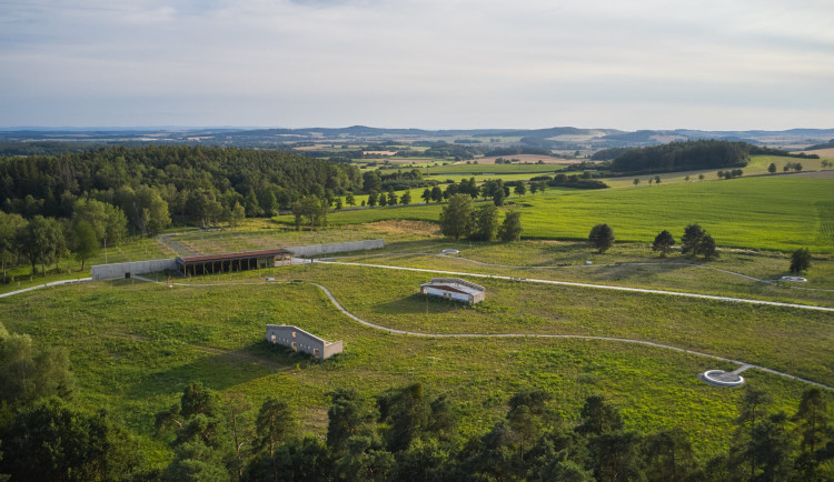 Po letech ostudy nahradila vepřín důstojná památka. Lety připomínají romský příběh v českých dějinách