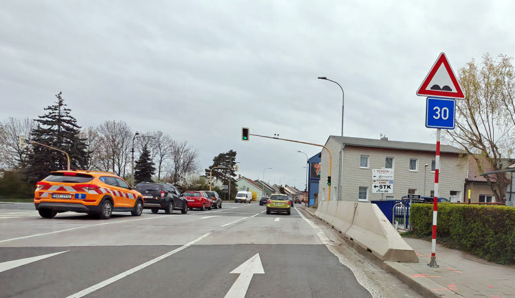 Rušný tah na Přerov v Olomouci na měsíce přiškrtí přestavba mostku. Ovlivní i MHD