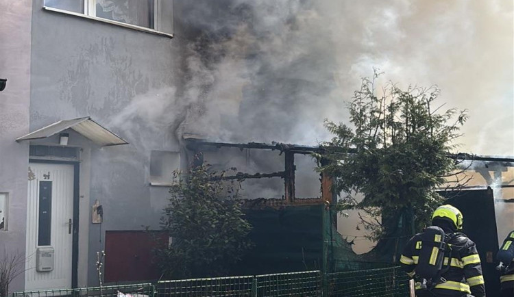 U Brna hořel rodinný dům. Sousedé zachránili dvě děti, hasiči vynesli nemohoucí ženu