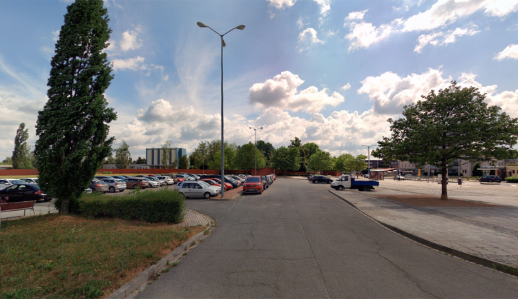 Parkoviště u hřbitova v olomoucké části Neředín