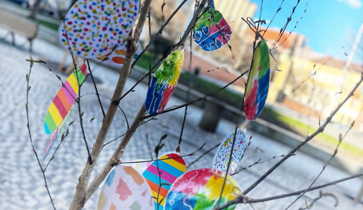 Hradecké Masarykovo náměstí ožilo jarními májkami a dětskou fantazií