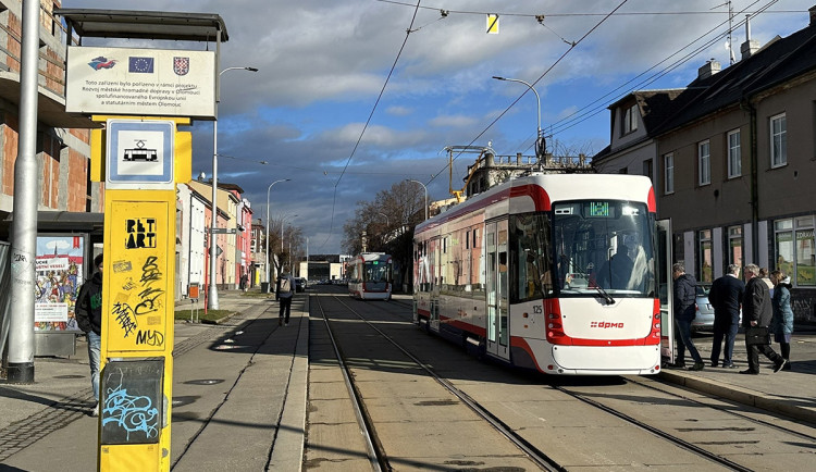 Tramvajová zastávka u autobusového nádraží v Olomouci - ilustrační foto