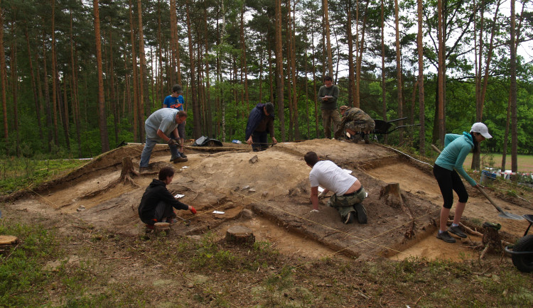 Dálnice D3 jako stezka do minulosti. Co přinesly archeologické vykopávky?
