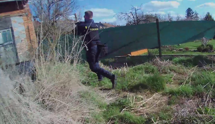 Policisté dostihli na Prostějovsku hledaného vězně