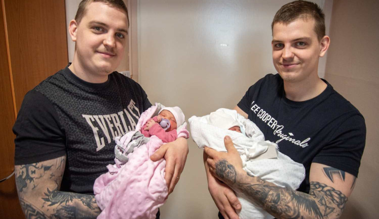 Náhoda v olomoucké porodnici. Dvojčatům se narodili děti ve stejný den