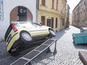 Kaskadérská jízda v centru Olomouce. Finišuje natáčení komedie Když se zhasne