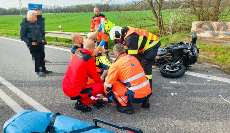 U Malovic se srazil motorkář s osobním automobilem, do nemocnice ho transportoval vrtulník