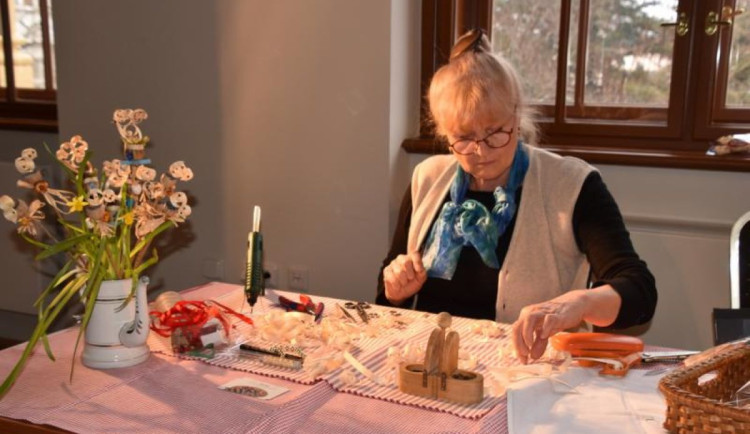 Prostě si ráda hraju, říká Ivana Stará, která maluje kraslice už přes padesát let