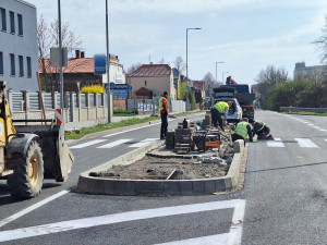 VIDEO: Kolony, zdržení, nervy. Silničáři dnes zahájili ve Šternberku opravy druhé části průtahu