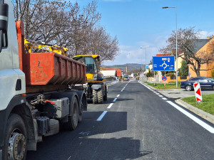 VIDEO: Kolony, zdržení, nervy. Silničáři dnes zahájili ve Šternberku opravy druhé části průtahu